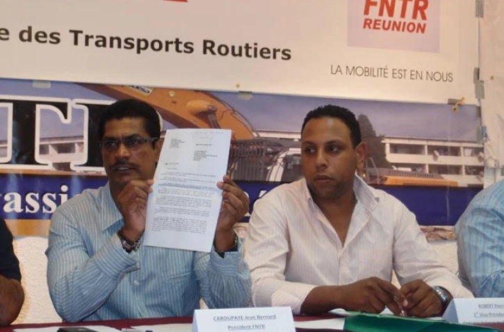 Mercredi 25 juillet 2012 - Transporteurs et terrassiers demandent une table ronde sur les difficultés des entreprises (photo Samia Omarjee)