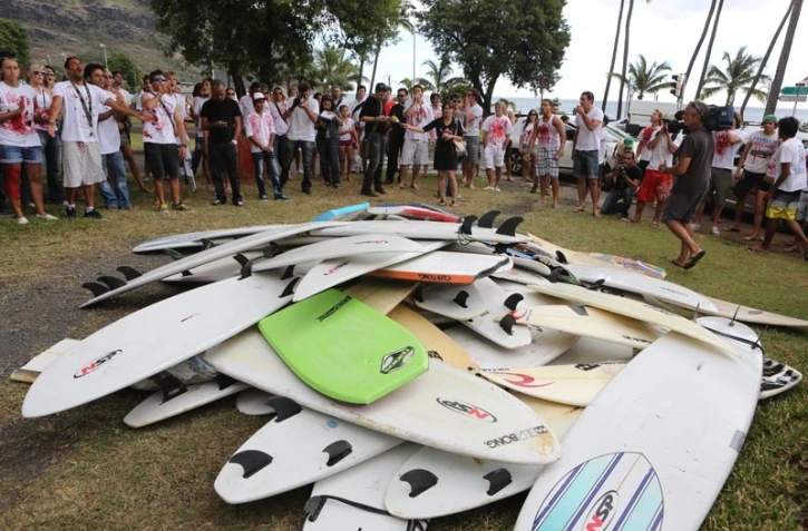 Saint-Denis - Jeudi 26 juillet 2012 - Rassemblement de surfeurs devant la préfecture pour demander des mesures de protection contre les requins