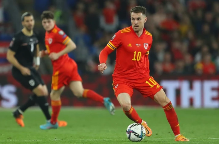 Le milieu de terrain gallois Aaron Ramsey (d) face à l'Autriche, le 24 mars 2022 à Cardiff