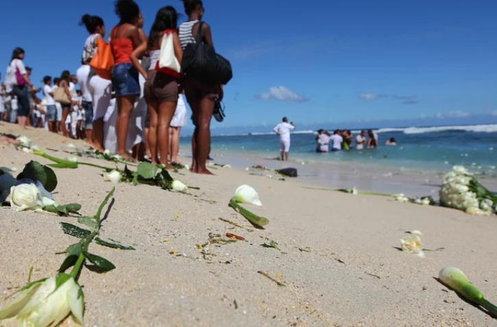 Vendredi 27 juillet 2012 - Hommage Ă Alexandre Rassiga sur la plage des Brisants Ă Saint-Gilles (Photo www.image-reunion.re pour www.ipreunion.com)