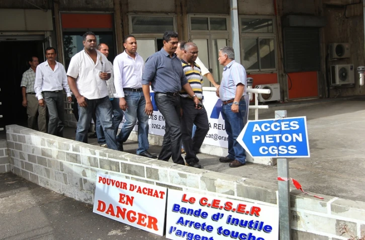 Mercredi 1er août 2012 - Mouvement de protestation des chefs d'entreprises en difficultés devant la caisse générale de sécurité sociale
