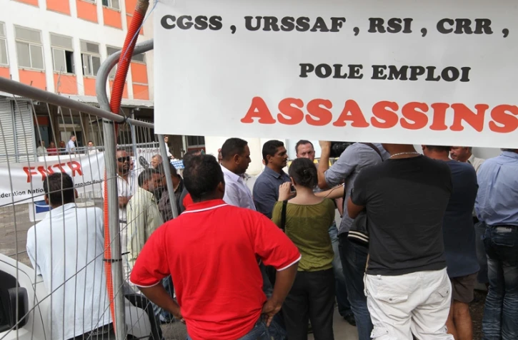 Mercredi 1er août 2012 - Mouvement de protestation des chefs d'entreprises en difficultés devant la caisse générale de sécurité sociale