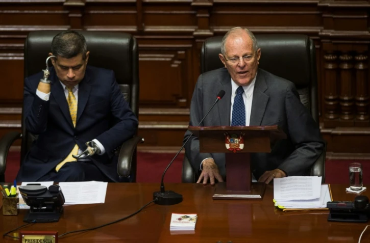 Le président péruvien Pedro Pablo Kuczynski (d) devant le Parlement péruvien pour répondre d'accusations de corruption, le 21 décembre 2017 à Lima