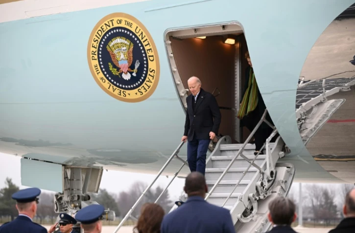 Le président américain Joe Biden arrive à la base aérienne de Selfridge, dans le Michigan (nord), le 1er février 2024.