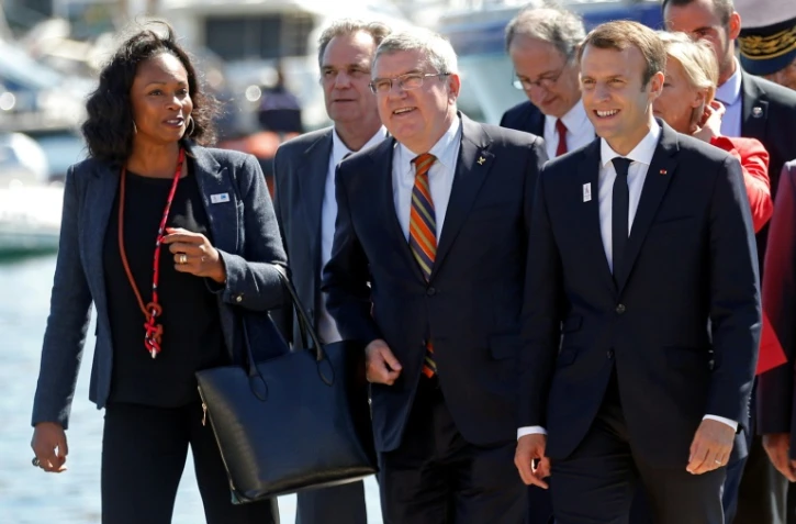 La ministre des Sports Laura Flessel (g), lors de la visite de Thomas Bach (c) sur le site de la voile aux JO-2024, le 21 septembre 2017 à Marseille 