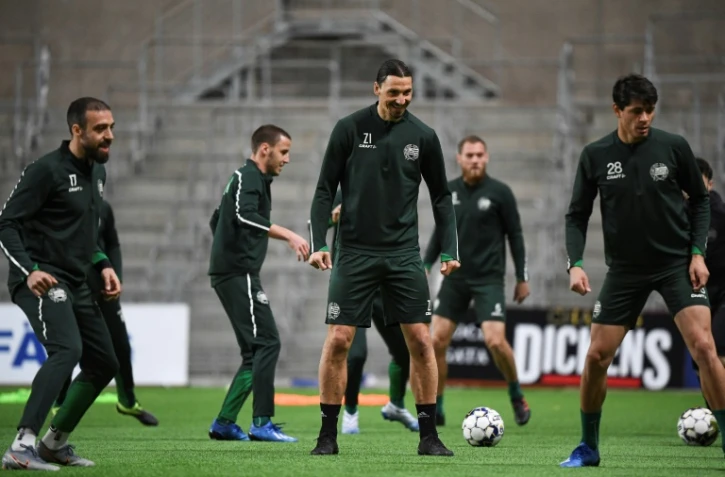 La star de l'AC Milan, le Suédois Zlatan Ibrahimovic (C), s'entraîne pendant le confinement avec les joueurs du club suédois de Hammarby IF en respectant les règles de distanciation le 17 avril 2020 à à la Tele 2 Arena à Stockholm.
