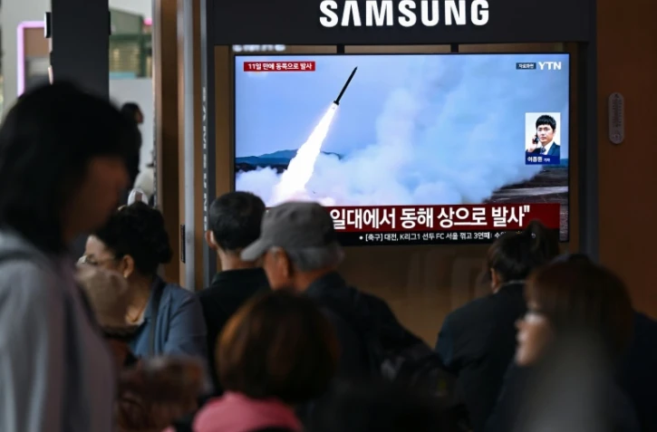 Un écran diffuse des images d'archives de missiles nord-coréens, le 19 avril 2026 dans une gare de Séoul