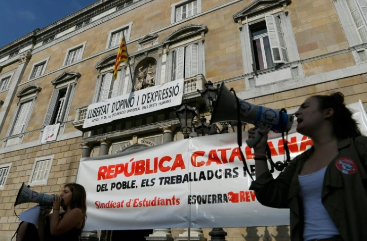 Des manifestants indépendantistes déploient une banderole réclamant une "république catalane" à Barcelone le 14 octobre 2019