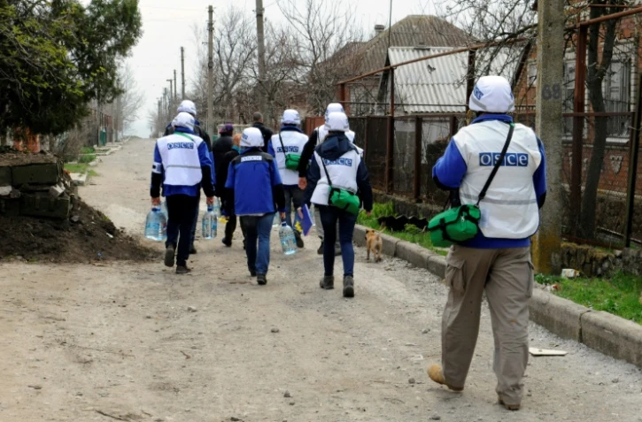 Des membres de l'OSCE en mission dans les environs de Marioupol en Ukraine, le 14 avril 2015