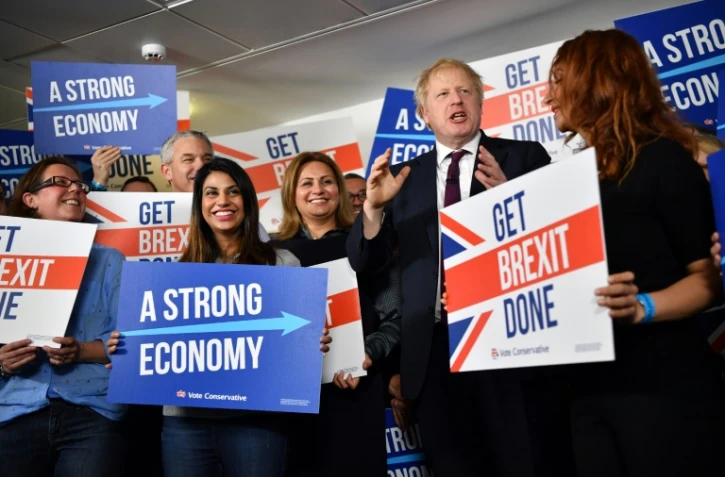 Le Premier ministre britannique Boris Johnson pose avec des militants conservateurs à Londres, le 8 décembre 2019