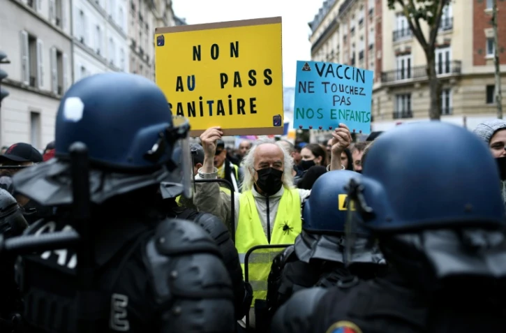 Manifestation contre le pass sanitaire et la vaccination obligatoire des soignants le 7 août 2021 à Neuilly-sur-Seine, près de Paris