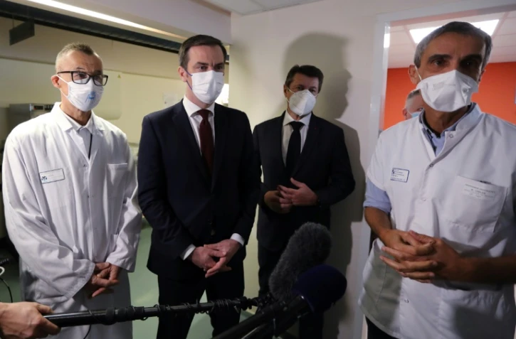 Olivier Véran (2eG), et Christian Estrosi (3éG) au CHU de Nice le 20 février 2021 avec le professeur Michel Carles