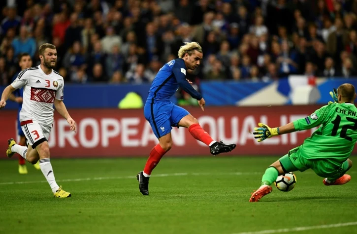 Antoine Griezmann trompe le gardien du Belarus Sergey Chernik, pour le premier but des Bleus au Stade de France, le 10 octobre 2017