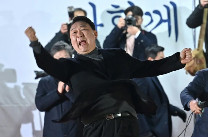 Le candidat de droite à la présidentielle sud-coréenne Yoon Suk-yeol pendant son meeting de clôture de campagne, le 8 mars 2022 à Séoul