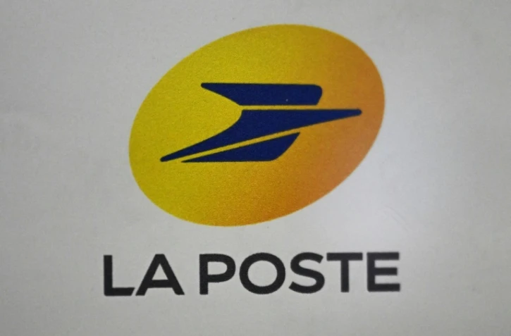 Logo de La Poste, au Thillay, le 5 décembre 2024