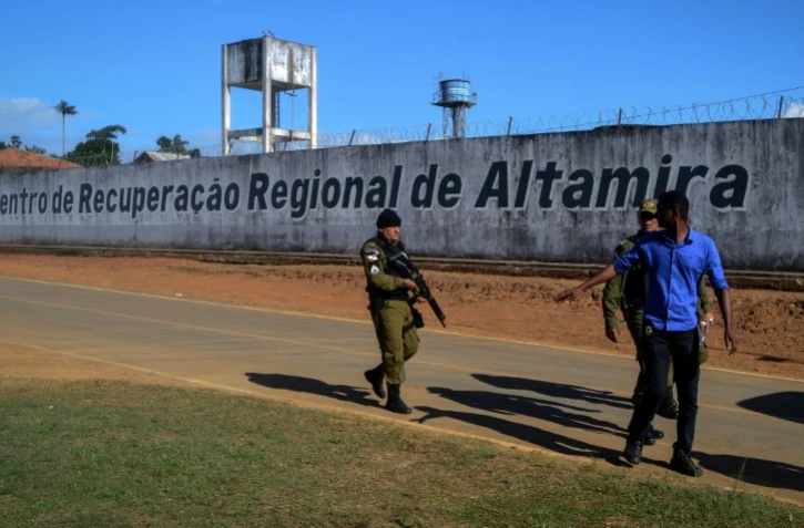 Un policier patrouille autour de la prison d'Altamira au Brésil le 29 juillet 2019