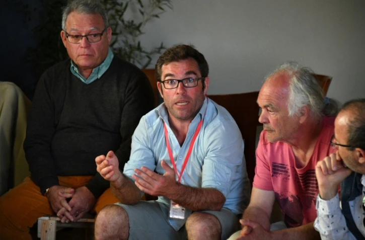 Le maire de Dolus Gregory Gendre lors d'une conférence de presse sur l'ouverture d'une Zone d'alimentation durable, à Dolus-d'Oléron le 21 avril 2018