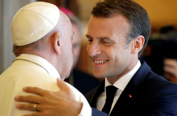 Le président français Emmanuel Macron et le pape François s'embrassent à l'issue d'une entretien de près d'une heure au Vatican, le 26 juin 2018