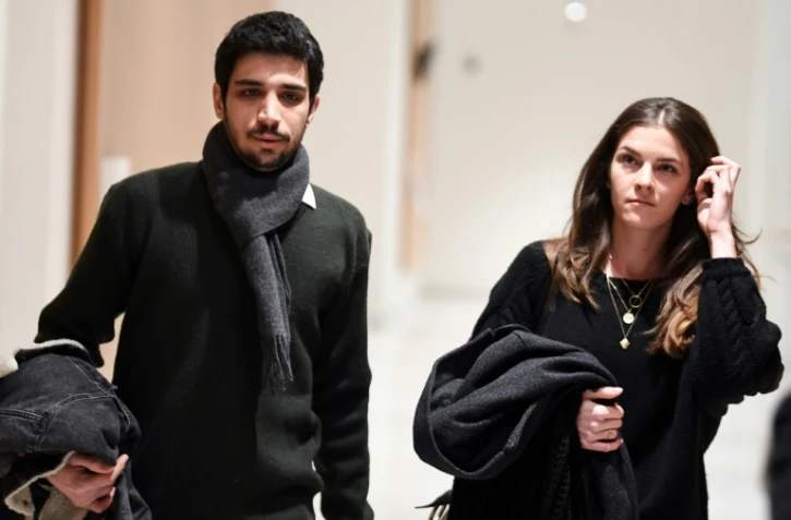 Georgios D. (g) et Chloe P., arrivent au tribunal à Paris le 8 février 2019 jugés pour violences contre policiers