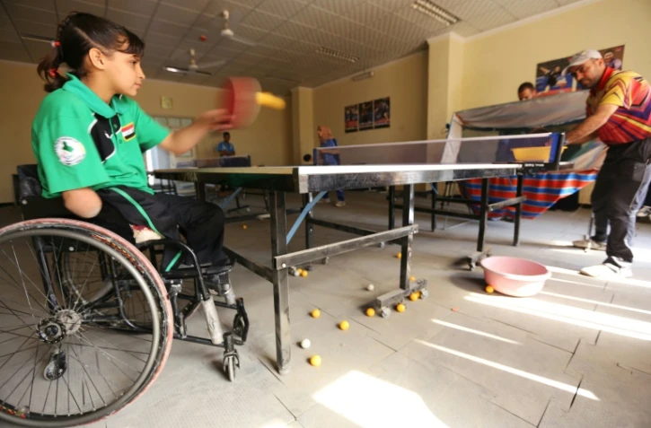 Assise dans une chaise roulante, Nejla Imad s'entraîne le 20 février 2016 à Baqouba en Irak