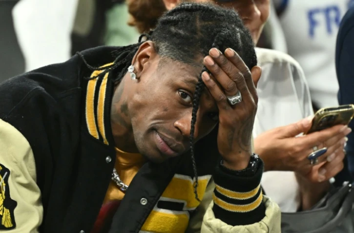 Le rappeur américain Travis Scott, en attente de la demi-finale de basket hommmes France-Allemagne pendant les Jeaux olympiques à Paris (Bercy Arena), le 8 août 2024. 