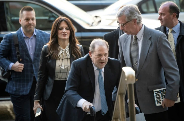 Harvey Weinstein (c) arrive au tribunal de New York avec ses avocats, le 24 février 2020