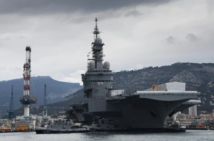 Le porte-avions Charles de Gaulle le 8 février 2017 dans la rade de Toulon