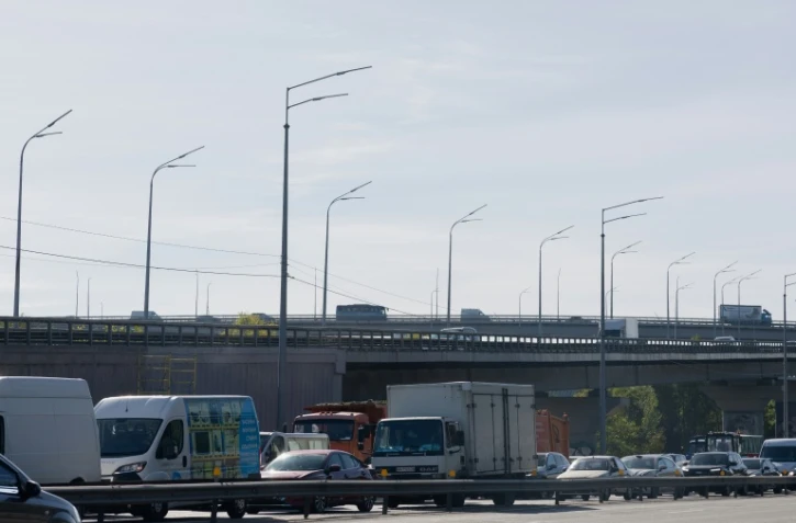 Des embouteillages à Kyiv le 2 octobre 2026, où la circulation était paralysée après la fermeture de l’un des principaux ponts de la ville à la suite d’une nouvelle vague de frappes de drones russes