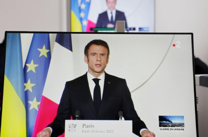 Le président français Emmanuel Macron à l'écran lors de son allocution télévisée sur la situation en Ukraine, le 24 février 2022 au palais de l'Elysée à Paris