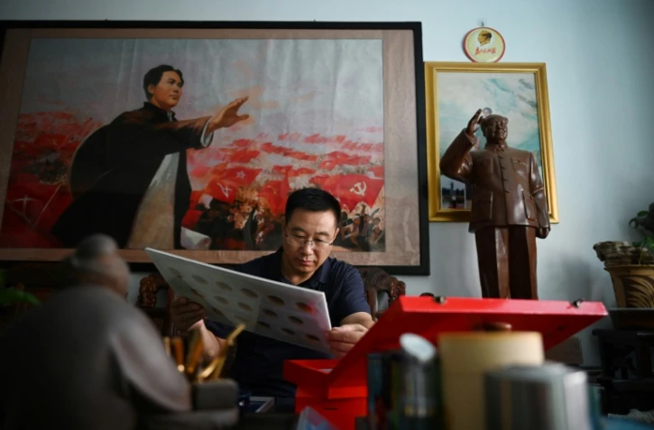 Feng Gang, ancien soldat et collectionneur de souvenirs de Mao Tsé-toung, dans son salon à Baotou, dans la région de Mongolie intérieure, en Chine, le 7 septembre 2024