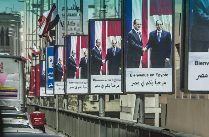 Des portraits du président français François Hollande (g) et du président égyptien Abdel Fattah al-Sisi (d) au Caire le 17  avril 2016