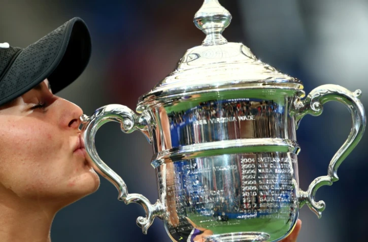 La Canadienne Bianca Andreescu embrasse le trophée de l'US Open qu'elle vient de remporter en finale face à l'Américaine Serena Williams, le 7 septembre 2019 à New York