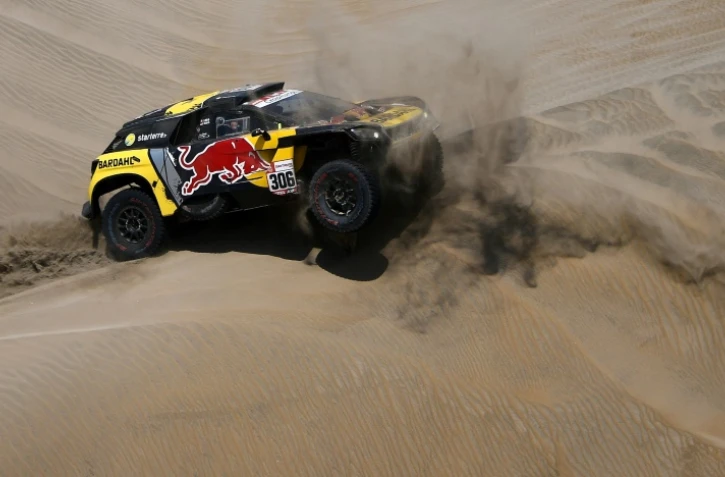 La Peugeot 3008 DKR de Sébastien Loeb fend les dunes péruviennes en direction de San Juan de Marcona, terme de la 6e étape du Dakar, le 13 janvier 2019