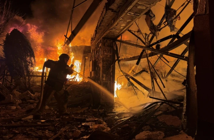 Un pompier éteint un incendie déclenché par une frappe de drones russes dans la région de Zaporijjia le 16 mars 2026