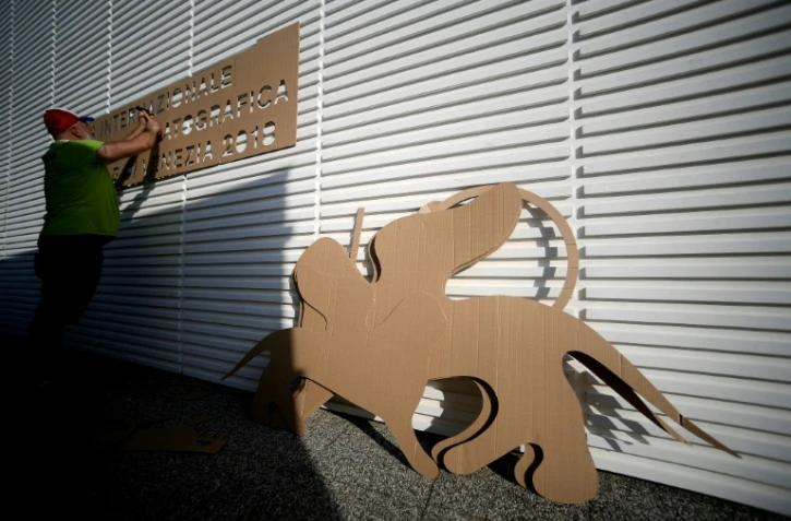 Un employé s'attelle aux derniers préparatifs à la veille du festival de la Mostra de Venise, le 28 août 2018