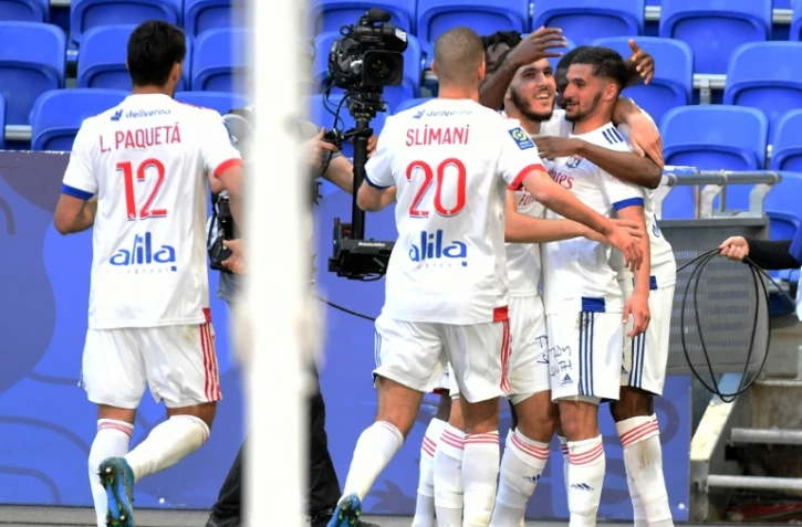 Le milieu de terrain de Lyon, Houssem Aouar (d), est félicité par ses coéquipiers après avoir ouvert le score contre Lorient, lors de leur match de L1, le 8 mai 2021 au Groupama Stadium à Décines-Charpieu