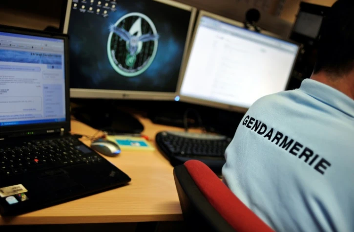 Tchater avec un gendarme sur Facebook ? C'est désormais possible grâce à la brigade numérique (BNum) de la gendarmerie nationale, chargée de renforcer le contact avec une population de plus en plus connectée
