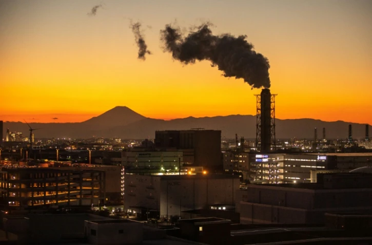 Photo prise depuis un pont à Kawasaki au Japon d'une colonne de fumée dans une zone industrielle, le 24 janvier 2022