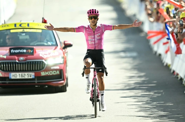 L'Équatorien Richard Carapaz célèbre sa victoire en solitaire lors de la 18e étape du Tour de France le 23 juillet 2026 à Orcières-Merlette