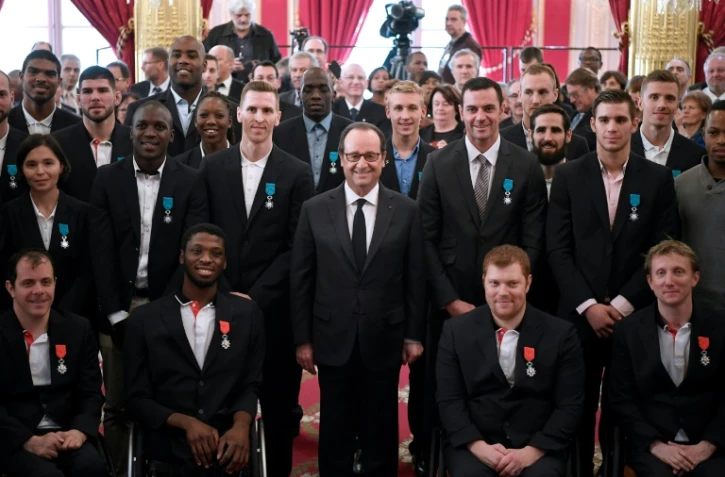 Le Président François Hollande (c) pose avec les médaillés des JO de Rio décorés de la Légion d'honneur ou de l'ordre du Mérite,  à l'Elysées le 1er décembre 2016    