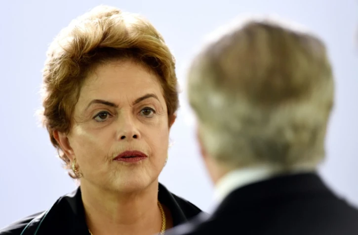 La présidente brésilienne Dilma Rousseff face à son vice-président Michel Temer (de dos), le 16 décembre 2015 à Brasilia