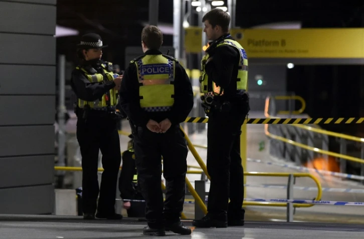 Des policiers se tiennent dans la gare de Manchester oĂč a eu lieu l'attaque au couteau ayant fait trois blessĂ©s, dans la nuit du 31 dĂ©cembre 2018 au 1er janvier 2019