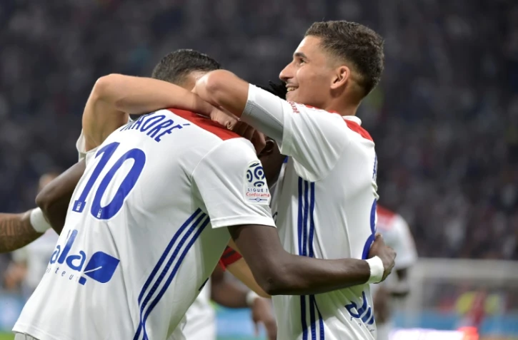 Bertrans Traoré (g) félicité par Houssem Aouar après l'un de ses deux buts pour Lyon face à l'OM, le 23 septembre 2018 à Lyon