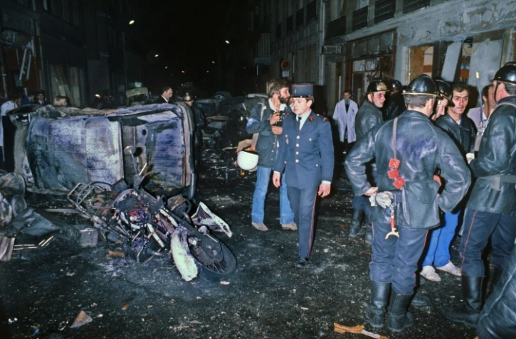 Des pompiers, le 3 octobre 1980 à Paris, autour de véhicules détruits par l'attentat visant la synagogue de la rue Copernic