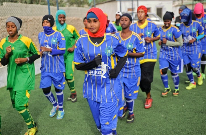 Des femmes s'entraînent sur un terrain de football, le 5 mars 2018 à Mogadiscio, en Somalie