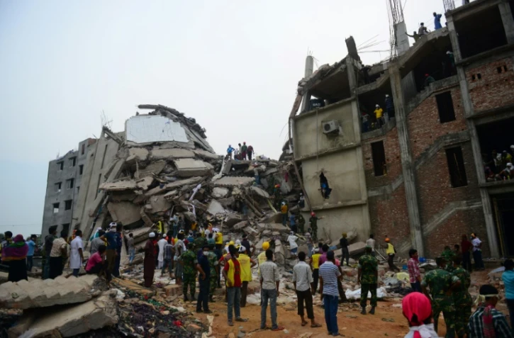 L'usine de textile du Rana Plaza effondrée, le 26 avril 2013 dans la banlieue de Dhaka, au Bangladesh, où plus d'un milliers d'ouvriers ont trouvé la mort