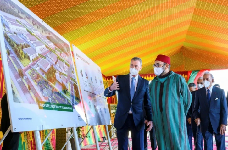 Le roi du Maroc Mohammed VI préside une cérémonie de lancement pour la construction d'une usine de fabrication de vaccins anti Covid-19 dans la région de Benslimane, le 27 janvier 2022
