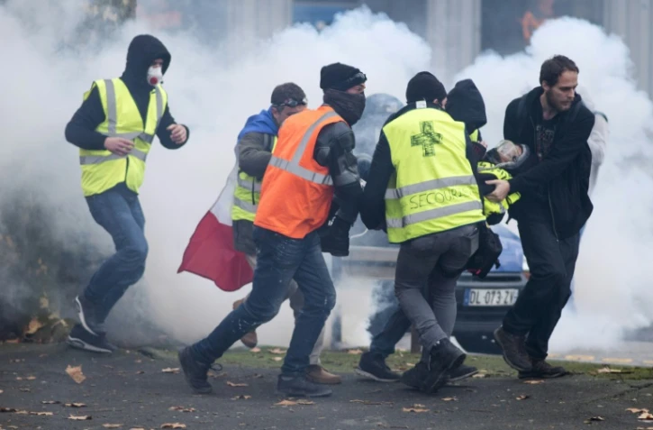 Evacuation d'un blessé lors d'une manifestation de "gilets jaunes" à Nantes, le 22 décembre 2018