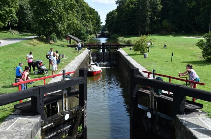 Vue sur le canal d'Ille-et-Rance, près de Rennes, dans l'ouest de la France, le 23 août 2017