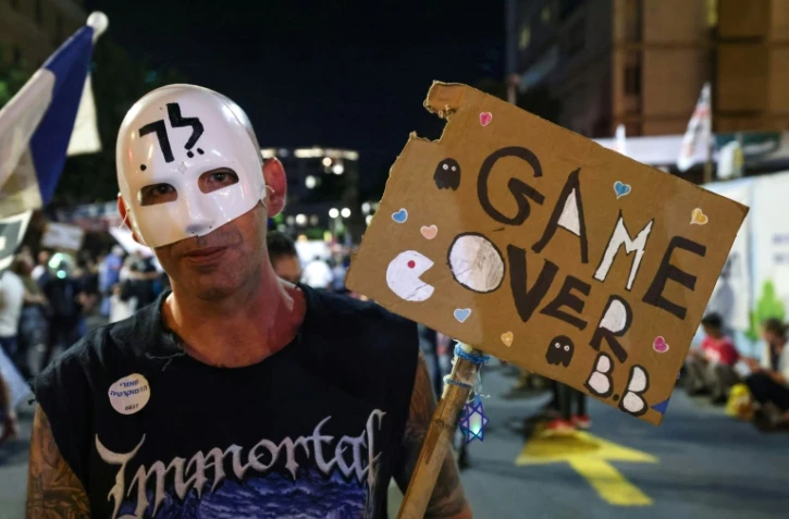 Un manifestant israélien brandit une pancarte avec l'inscription "Game Over" lors d'une manifestation contre le Premier ministre sortant Benjamin Netanyahu à Jérusalem, le 12 juin 2021